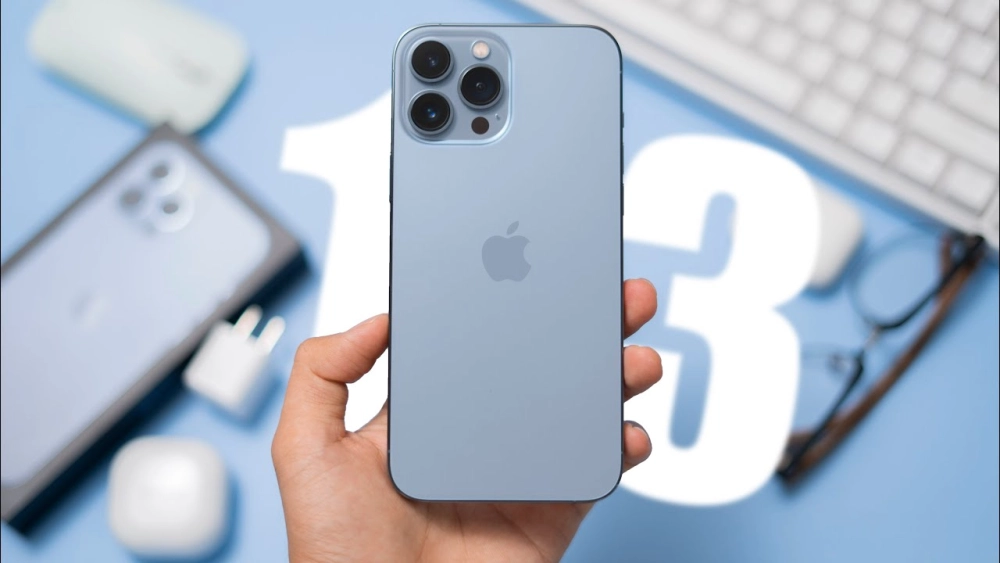  iPhone 13 cũ với thiết kế vuông vắn